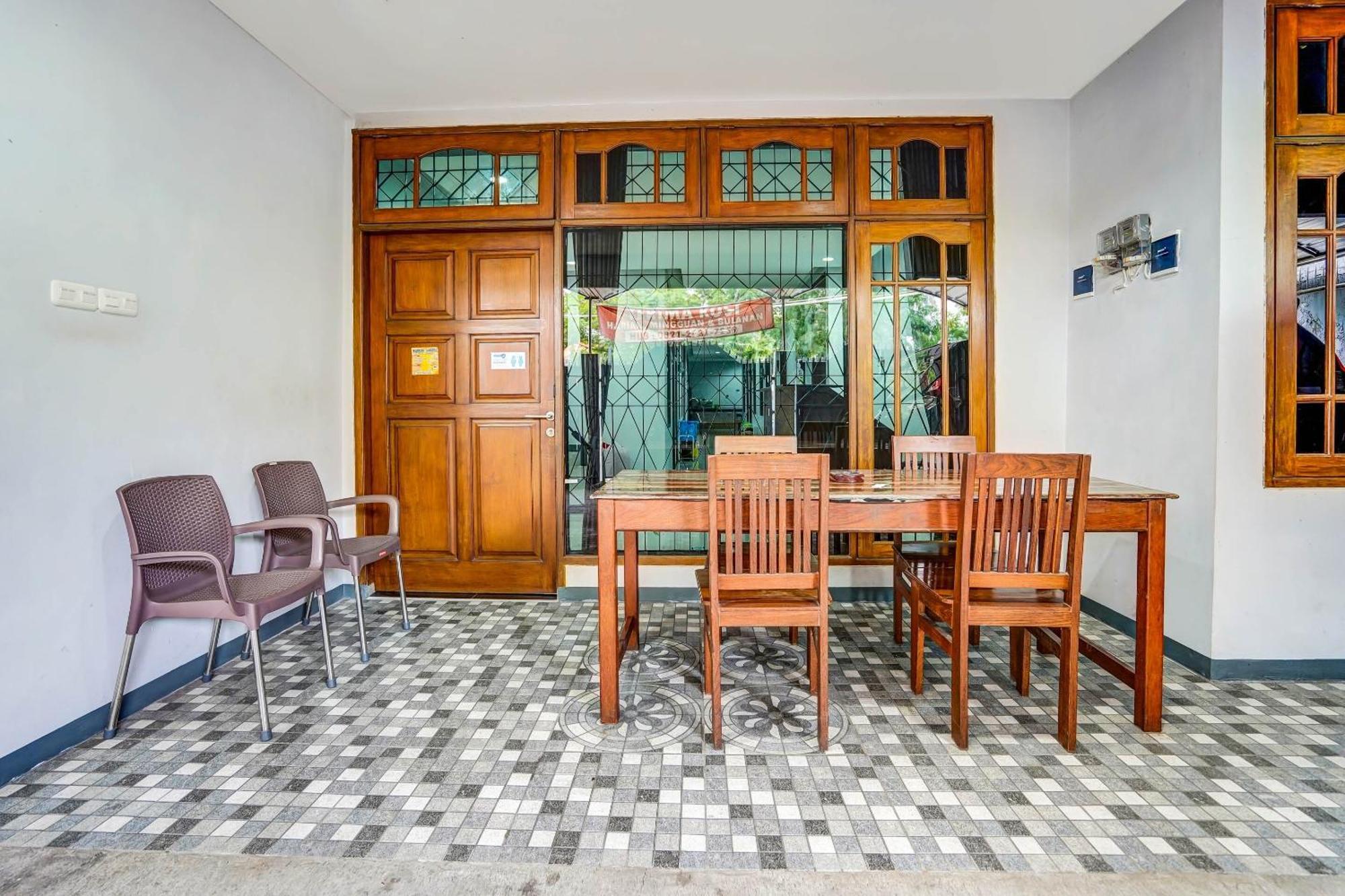 Oyo 90891 Parang Kusumo Residence Krembangan Exteriér fotografie